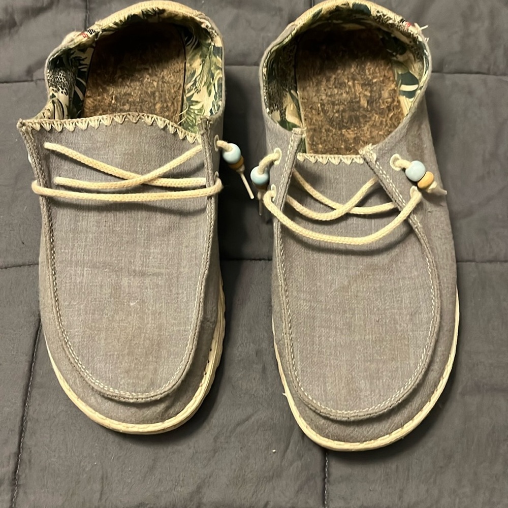 Hey dude size 10